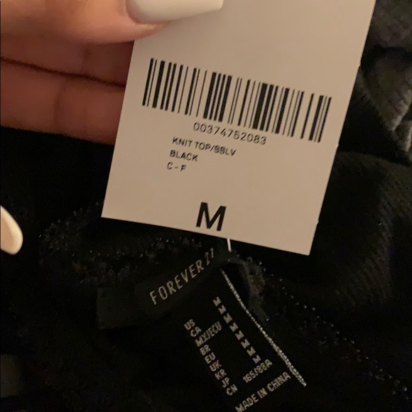 Black crop top w/ bow - Picture 2 of 3